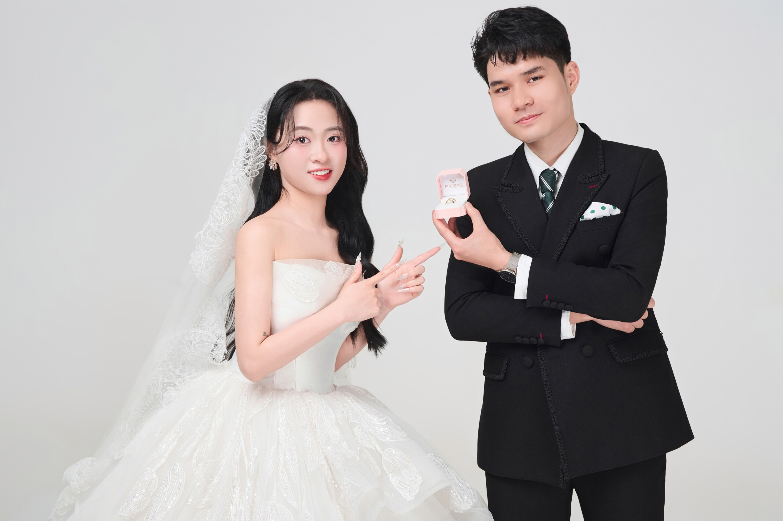 VIỆT HOÀNG & NGUYỄN HUYỀN